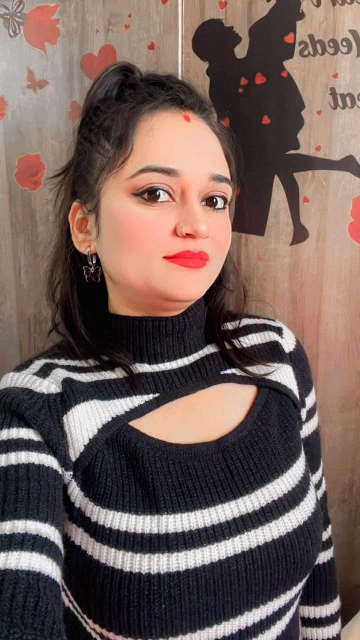 Riya Varma Call Girl Photo 3 - Independent Call Girls Service Café Selfie